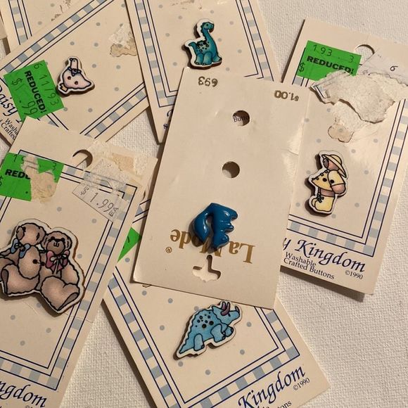 Bundle of La Mode , Daisy Kingdom and More Buttons - Picture 5 of 5